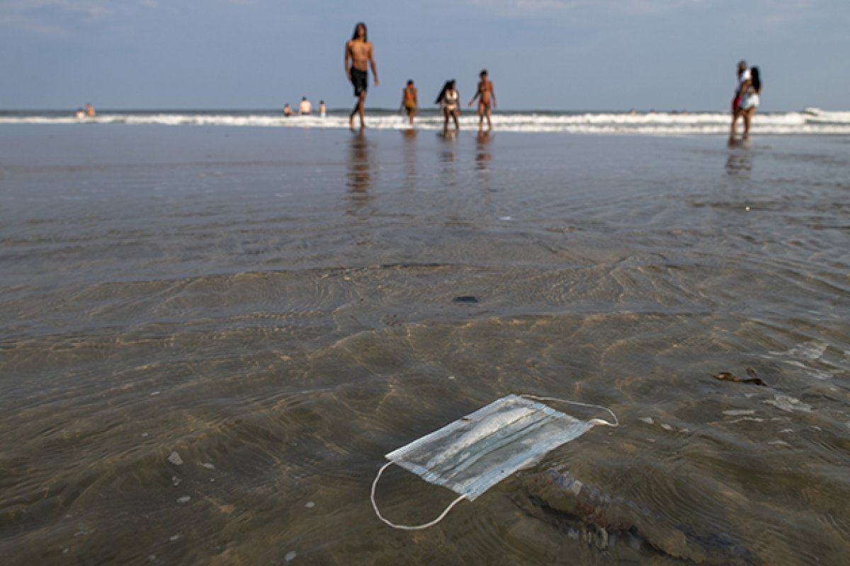 [Praias de Salvador já acumularam mais de 2 mil toneladas de lixo após reabertura]
