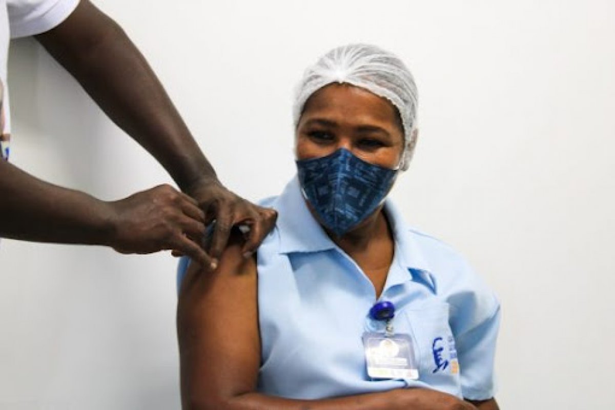 [Covid-19: mais 26,1 mil pessoas são vacinadas com a primeira dose na Bahia ]