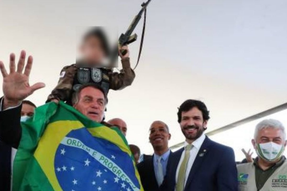 [Bolsonaro é criticado por pediatras por foto de criança com fuzil de brinquedo]