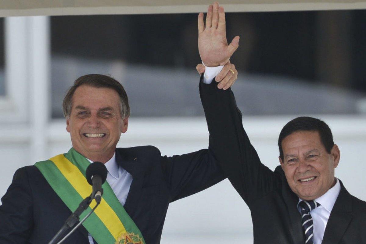 [Bolsonaro diz que se pudesse passaria comando da Petrobras para Mourão]