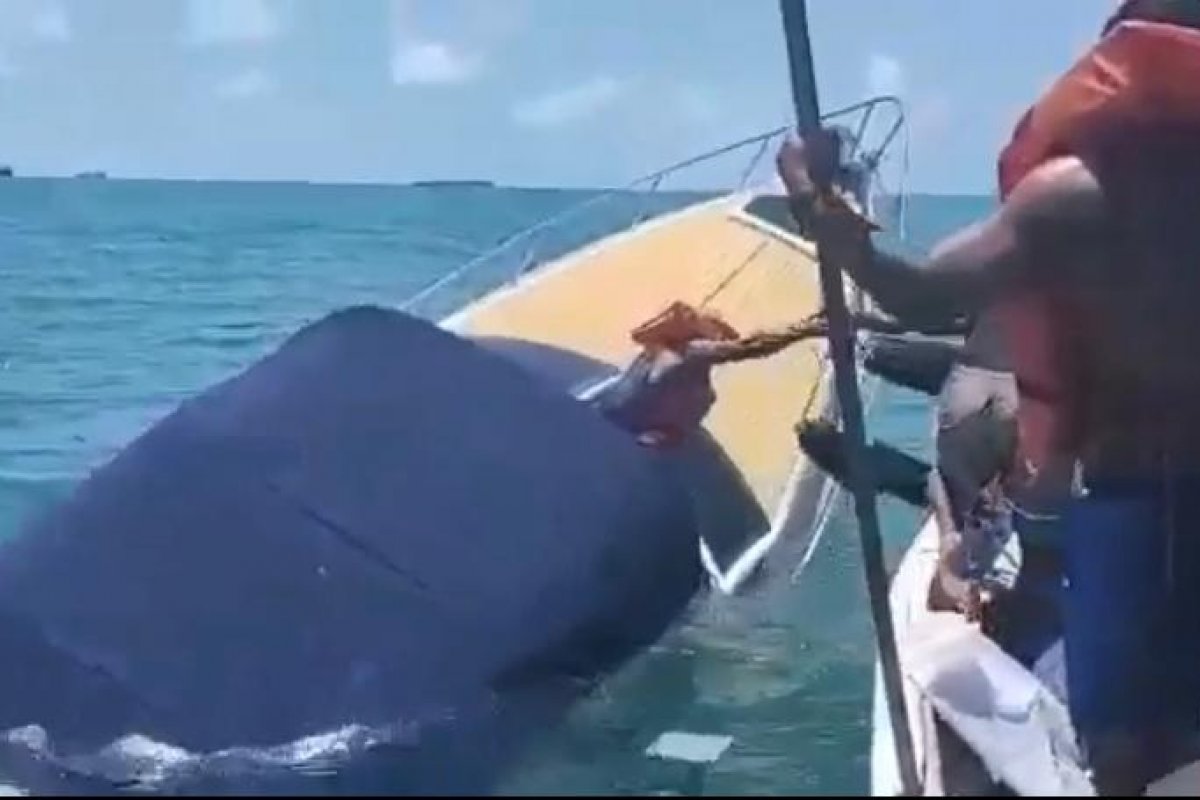 [Vídeo: lancha afunda na Ilha de Itaparica e passageiros são resgatados por barco de pesca ]