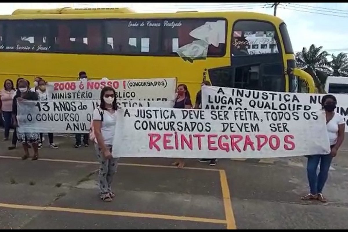 [Grupo protesta por reintegração de concursados demitidos pela prefeitura de Pilão Arcado, norte da Bahia]
