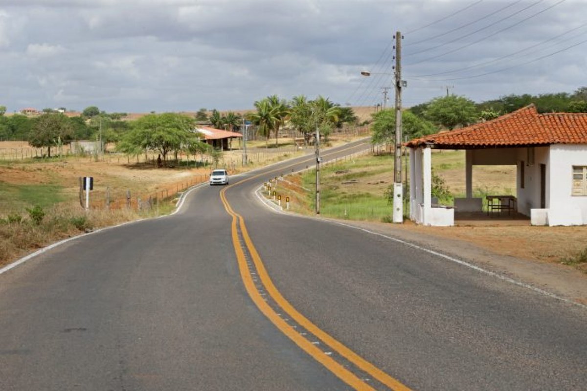 [Governador entrega estrada requalificada e novo posto SAC na cidade de Tucano]
