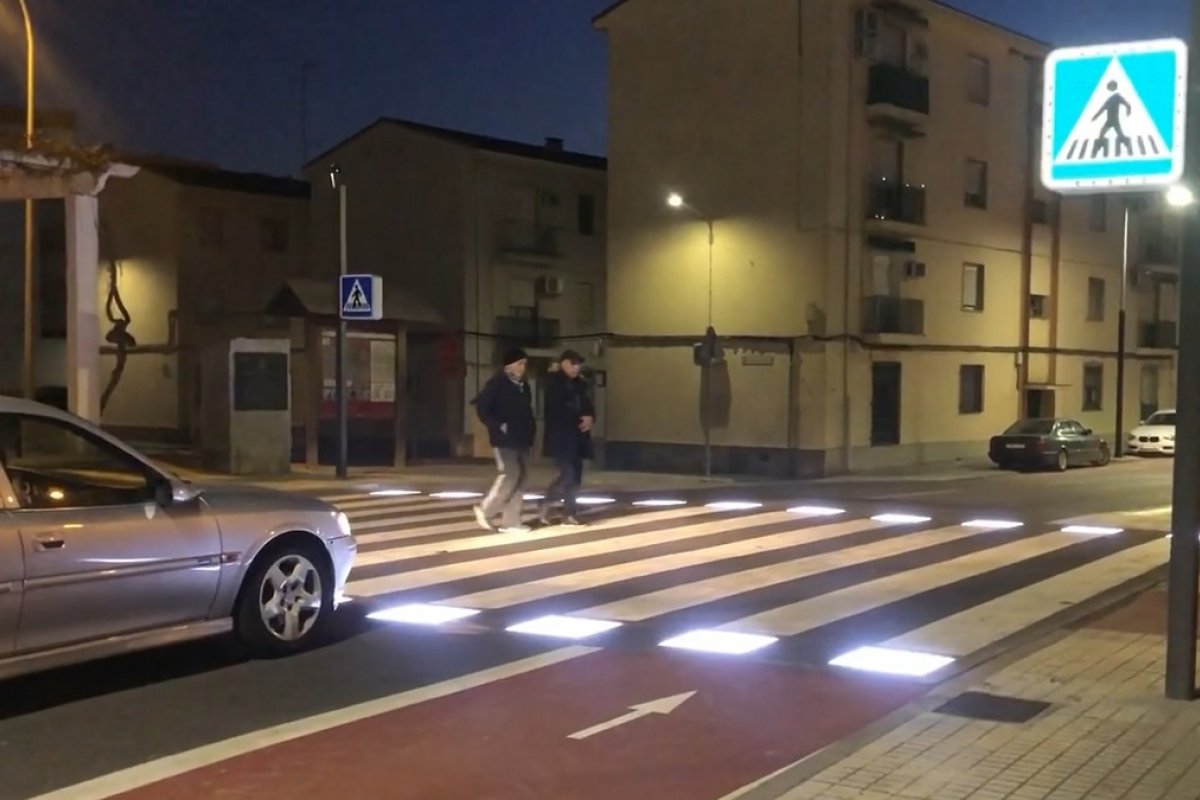 [Vídeo: Faixa de pedestres inteligente acende luz LED para avisar aos motoristas]