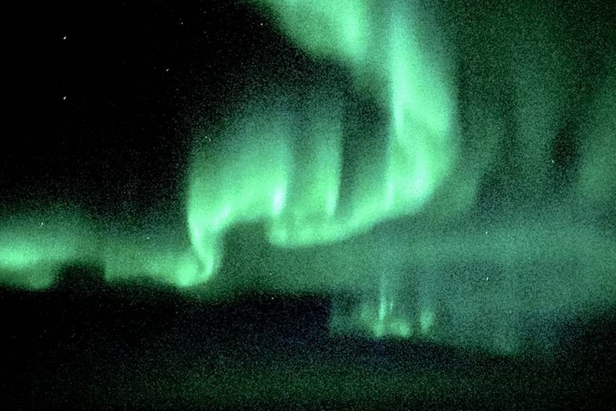 [Piloto fotografa momento em que aeronave atravessa aurora boreal]