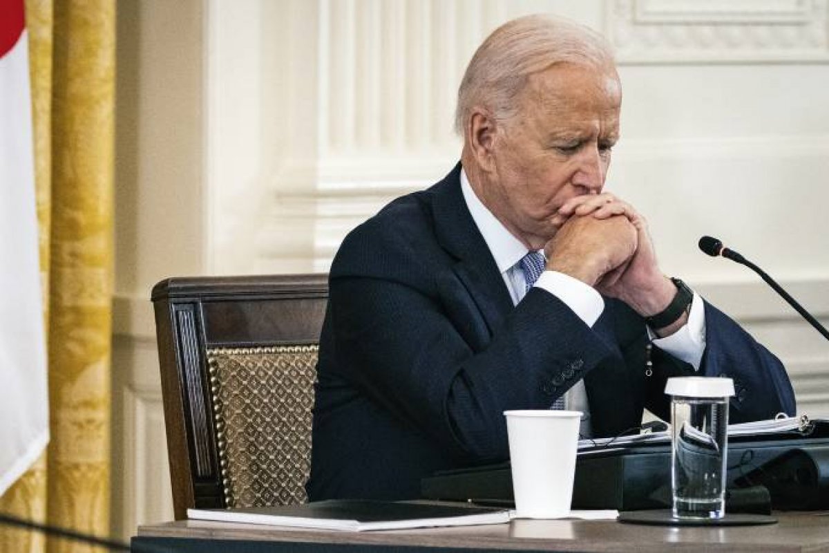 [Joe Biden enfrenta crise no governo e vê sua popularidade cair  ]