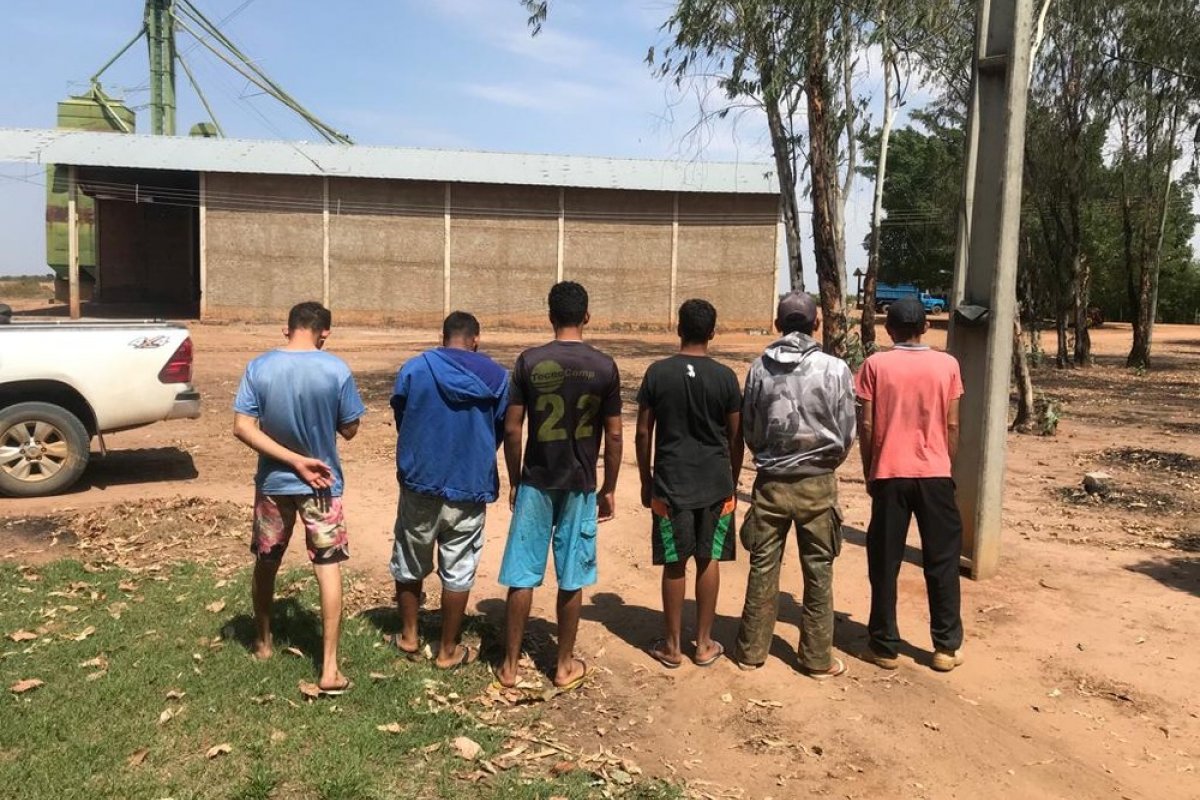 [Seis pessoas são feitas reféns por homens armados em fazenda no oeste da Bahia ]