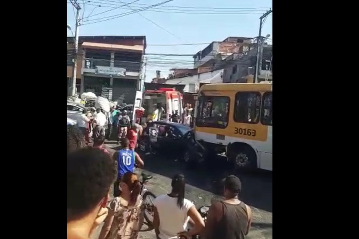 [Colisão entre carro e ônibus deixa motorista ferido em Salvador]