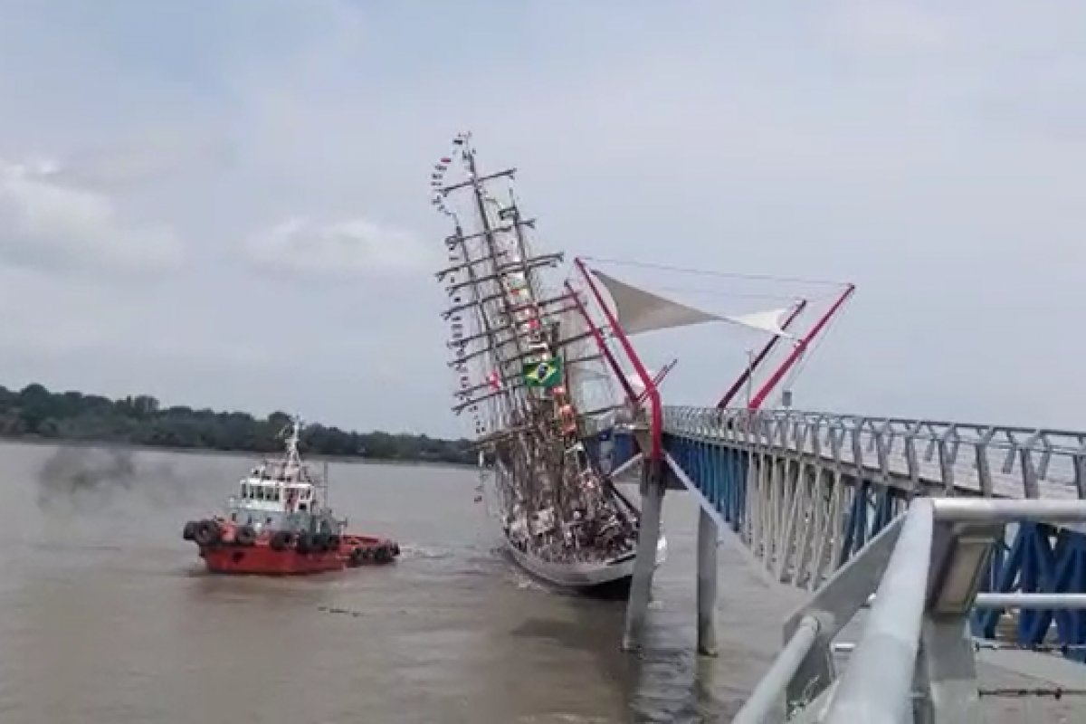 [Vídeo: Após falha no motor, veleiro da Marinha do Brasil atinge ponte no Equador ]