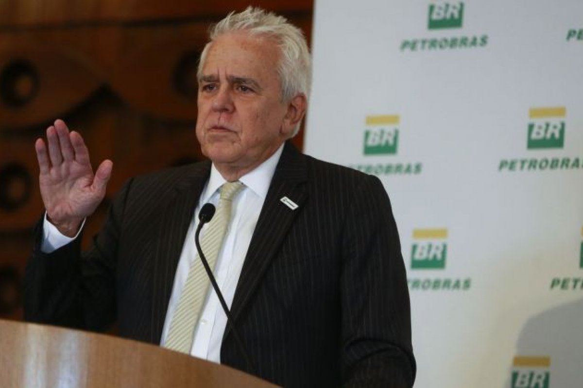 [Ex-presidente da Petrobras diz que sofreu pressão política por alta de preços ]