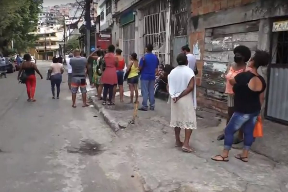 [Pacientes formam longas filas para tentar agendar consulta na Policlínica de San Martin, em Salvador]