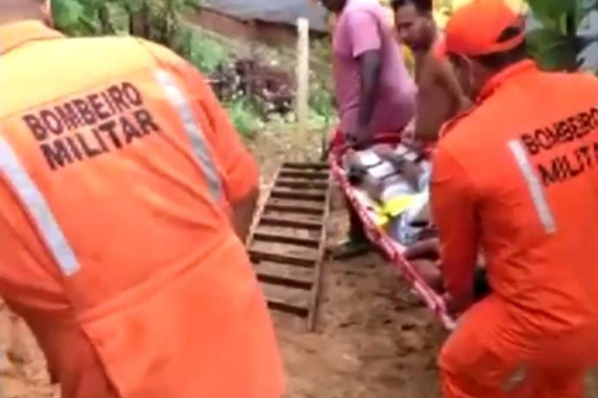 [Corpo de Bombeiros resgatam mulher que deu à luz dentro de imóvel em morro no sul na Bahia ]