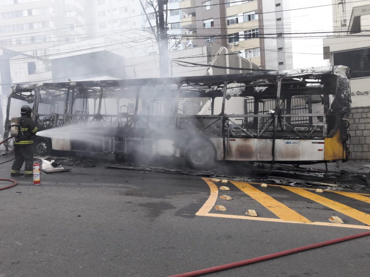 [Vídeo: ônibus pega fogo na Avenida Princesa Isabel, em Salvador]