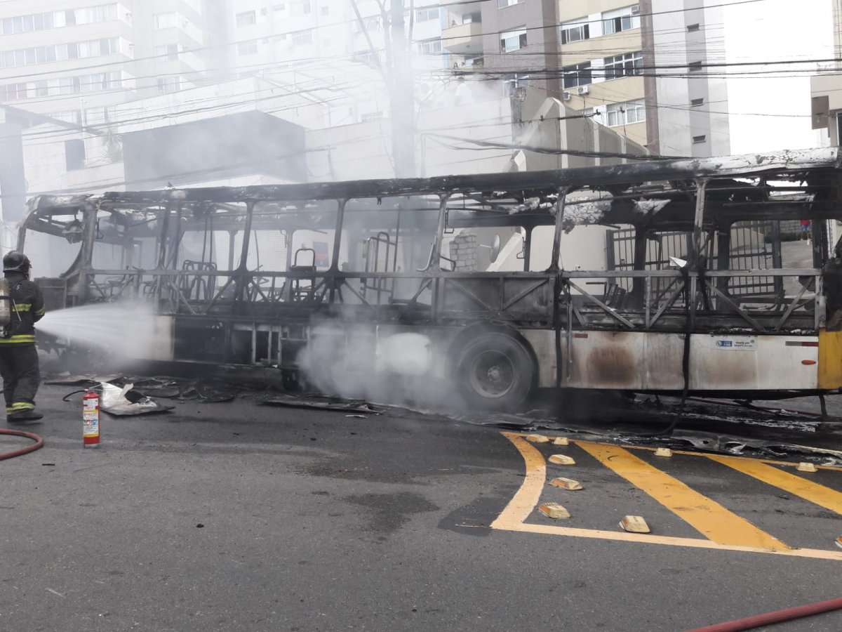 [Vídeo: ônibus pega fogo na Avenida Princesa Isabel, em Salvador]