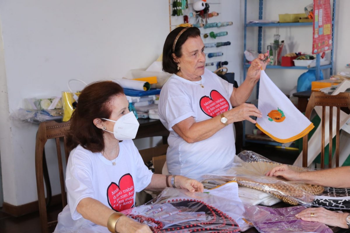 [Voluntárias preparam a 10ª edição do bazar em prol de obras da Casa da Providência, em Salvador]