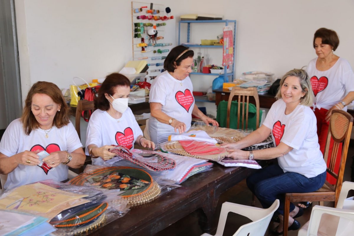 [Voluntárias preparam a 10ª edição do bazar em prol de obras da Casa da Providência, em Salvador]