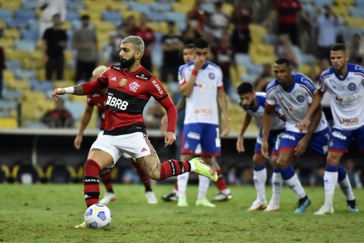 [Com erro de arbitragem e três expulsões, Bahia perde para o Flamengo no Maracanã]