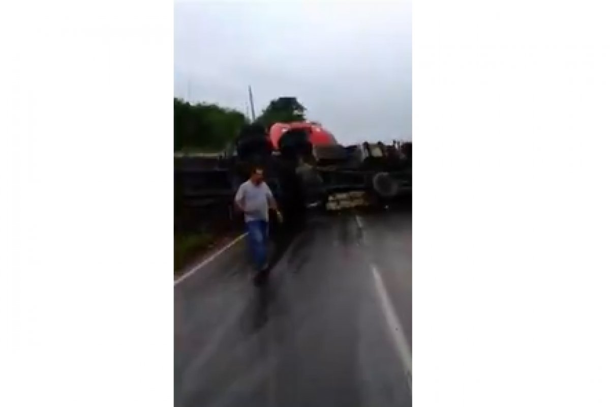 [Colisão entre dois caminhões deixa 2 mortos na BA-262, no sudoeste da Bahia]