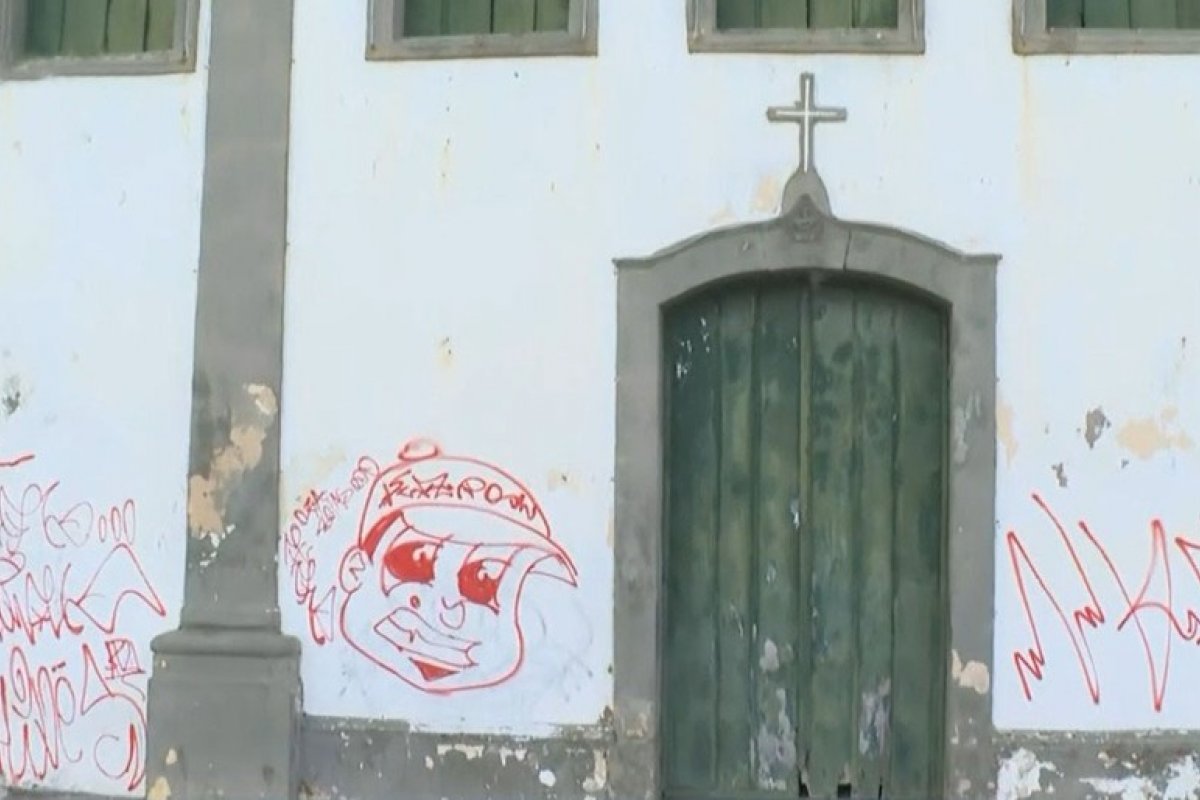 [Câmeras de segurança flagram homens pichando Paróquia de Sant'Ana, no Rio Vermelho, em Salvador]