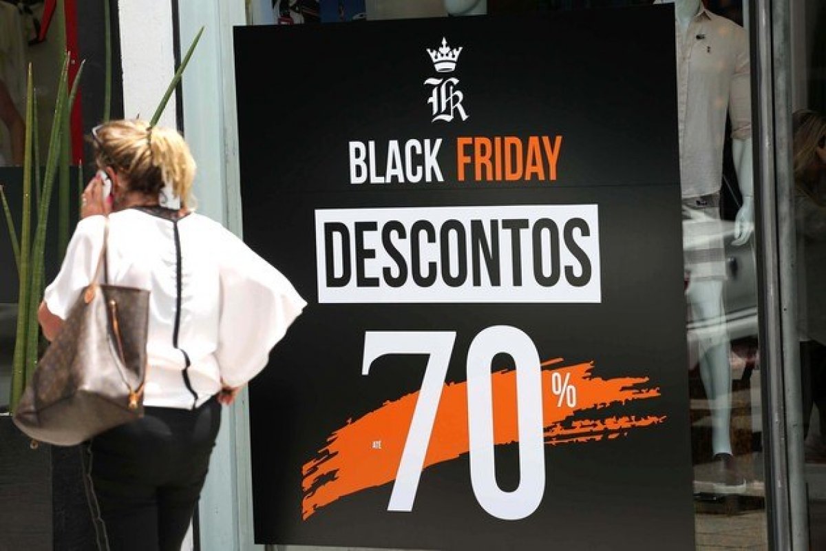 [57% dos consumidores desejam fazer compras na Black Friday 2021, diz pesquisa da CNDL]
