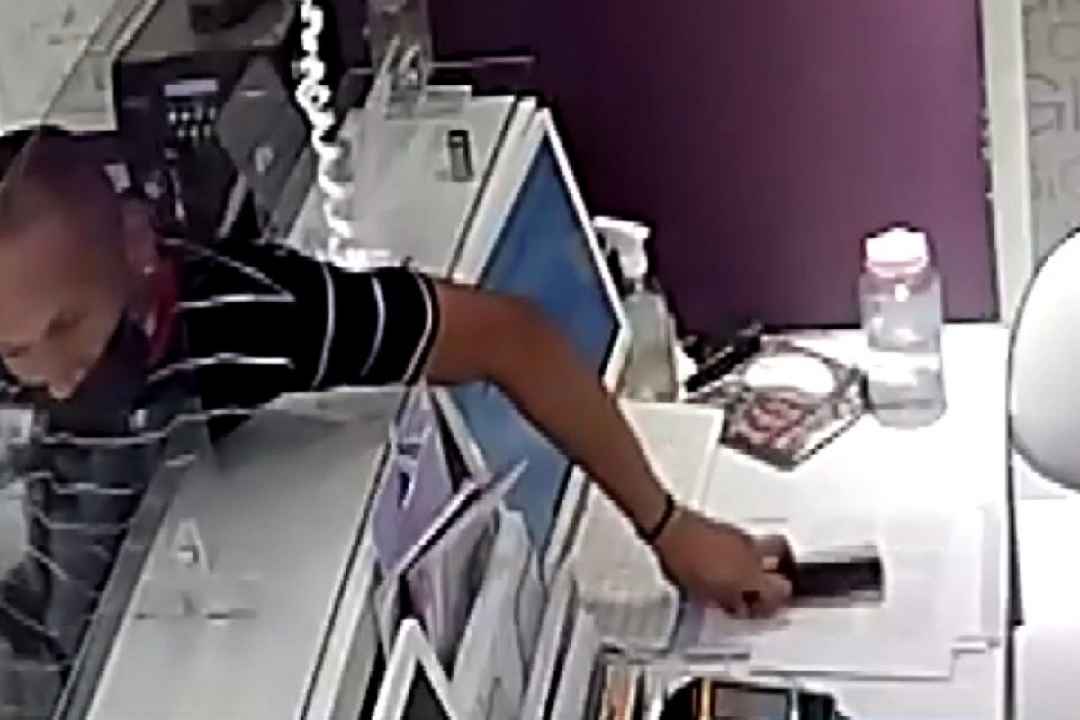 [Homem furta celular em balcão de clínica, dentro de shopping em Salvador]