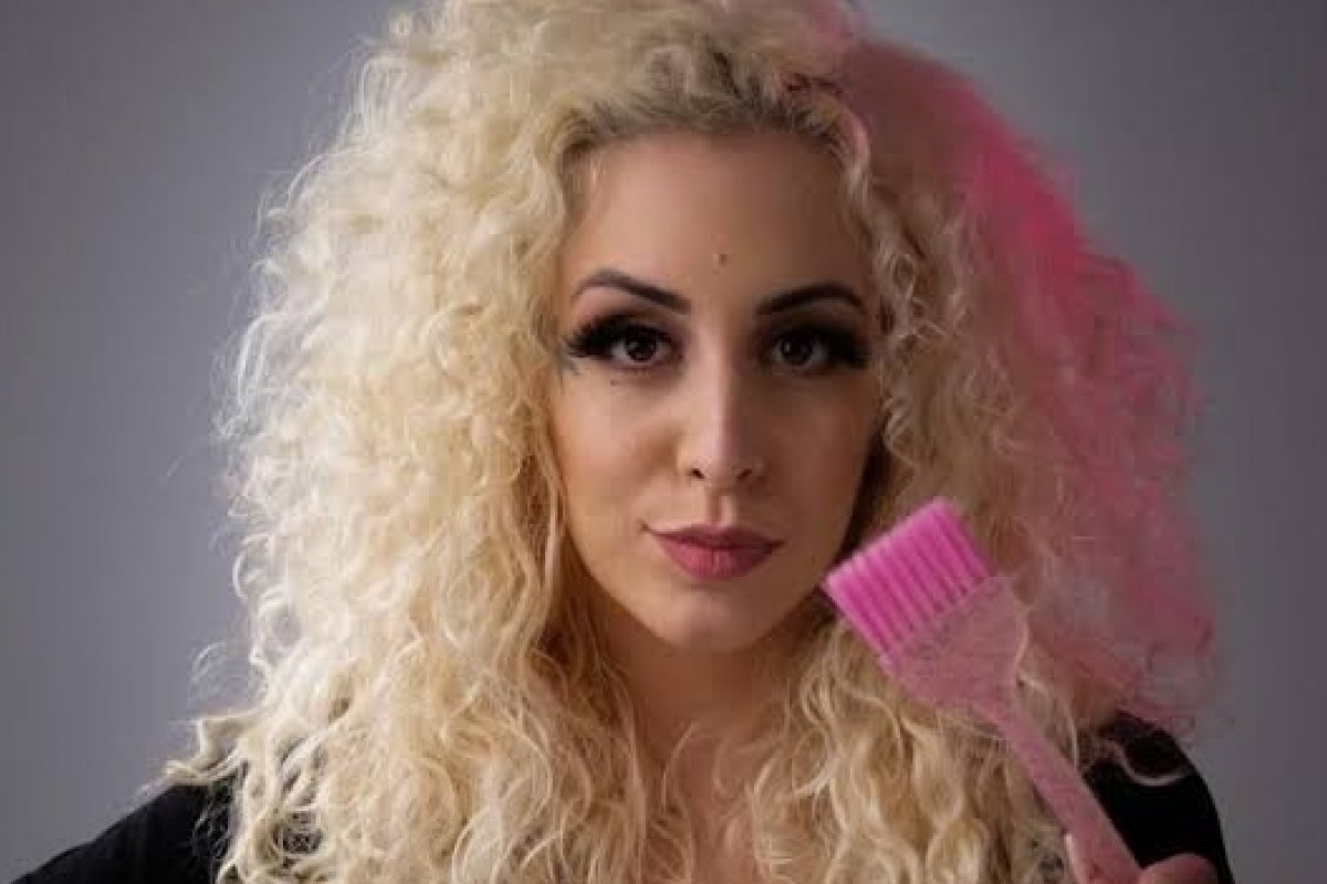 [Hairstylist explica diferença dos cuidados entre cachos, ondulados e crespos, tendência queridinha entre famosas como Alinne Moraes e Maisa]