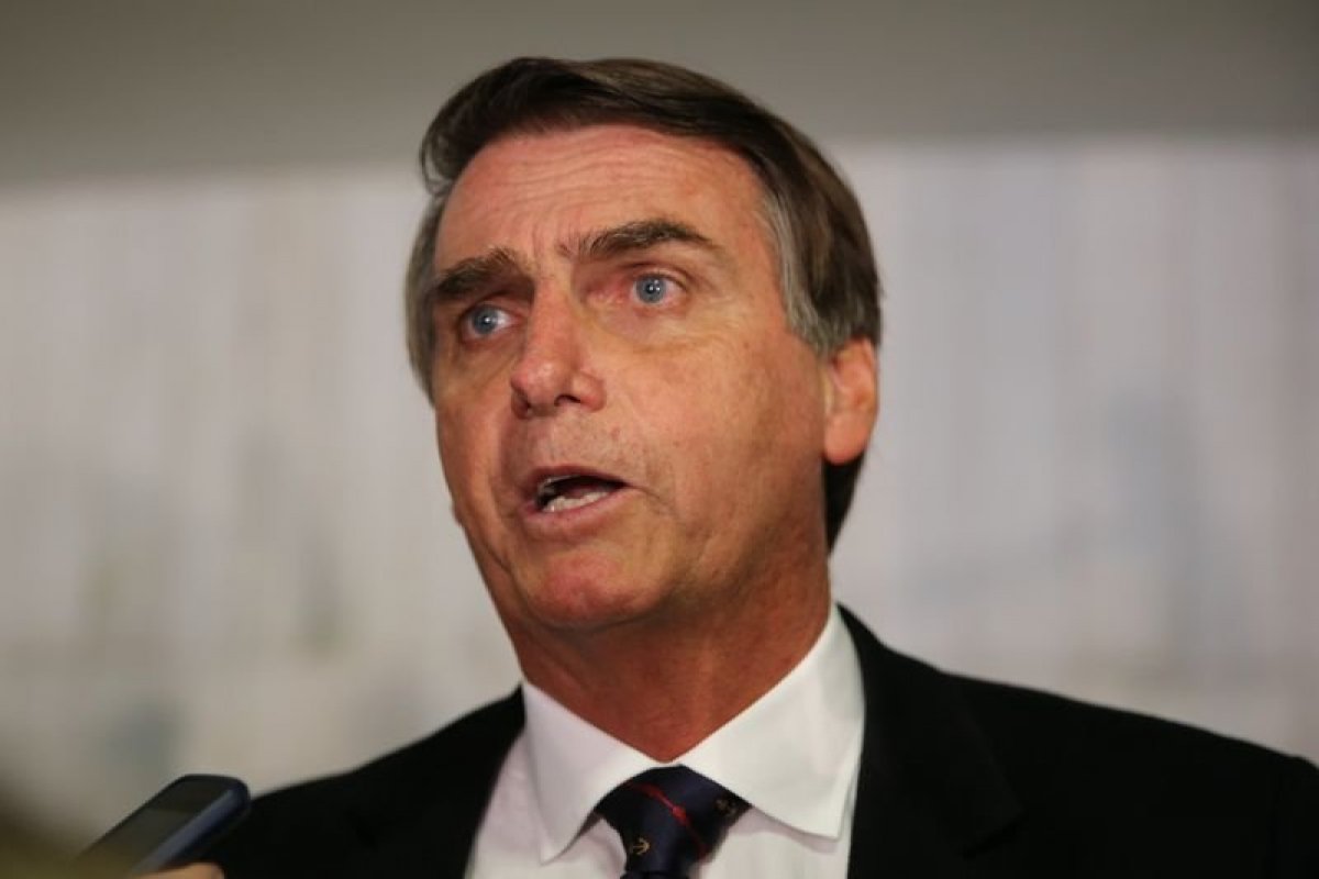 [Bolsonaro diz que acordo com o PL exclui coligações com partidos de esquerda]