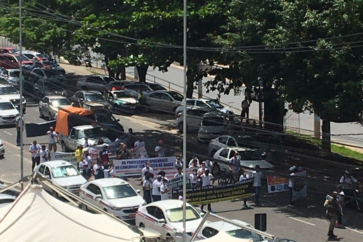[Concursados da prefeitura de Salvador que aguardam convocação realizam protesto nesta quinta-feira (25)]