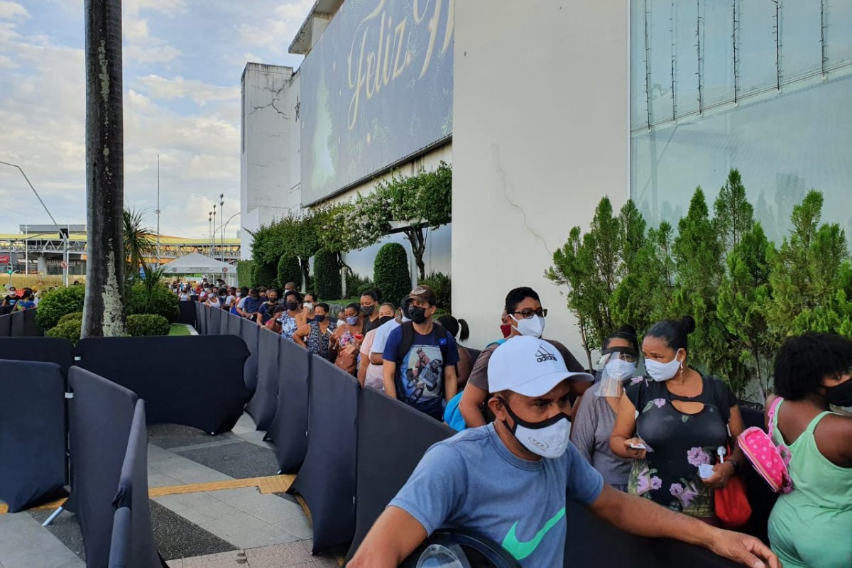 [Longa fila é registrada em Shopping de Salvador para aproveitar promoções da Black Friday]