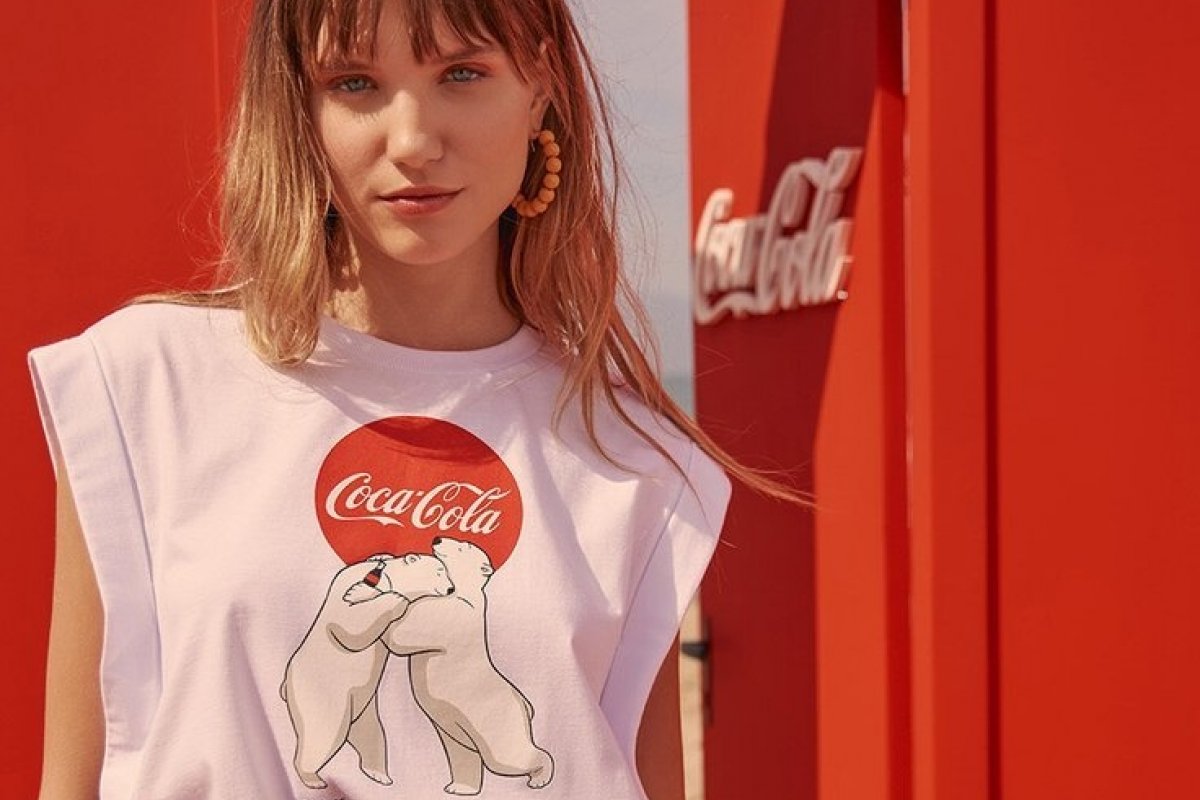 [Em clima natalino, Coca-Cola Jeans lança coleção em homenagem ao urso polar]