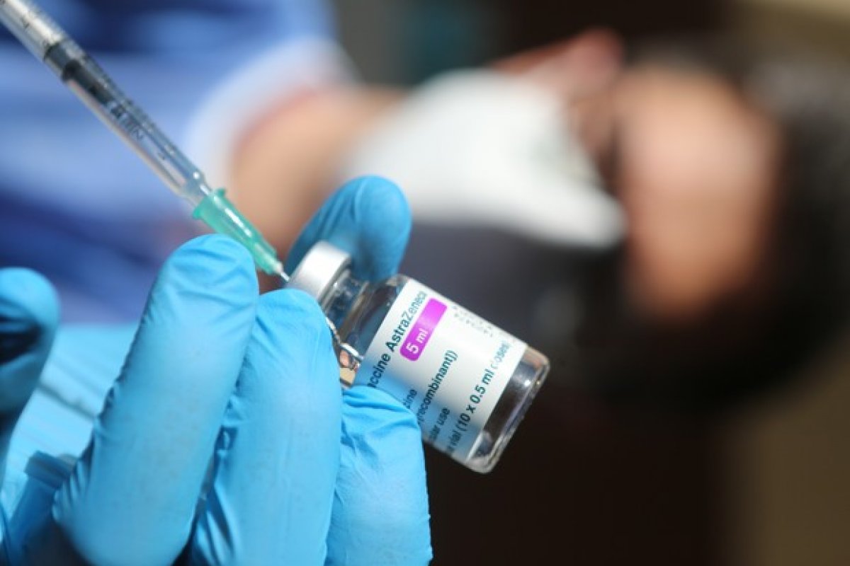 [Covid-19: vacina AstraZeneca vai ser testada contra nova variante Omicron ]