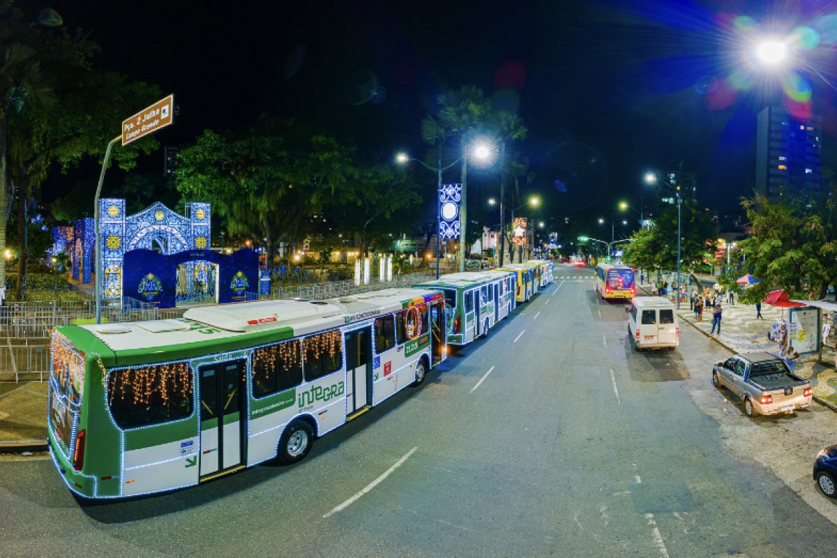 [Em clima natalino, ônibus iluminados fazem sucesso na capital baiana]