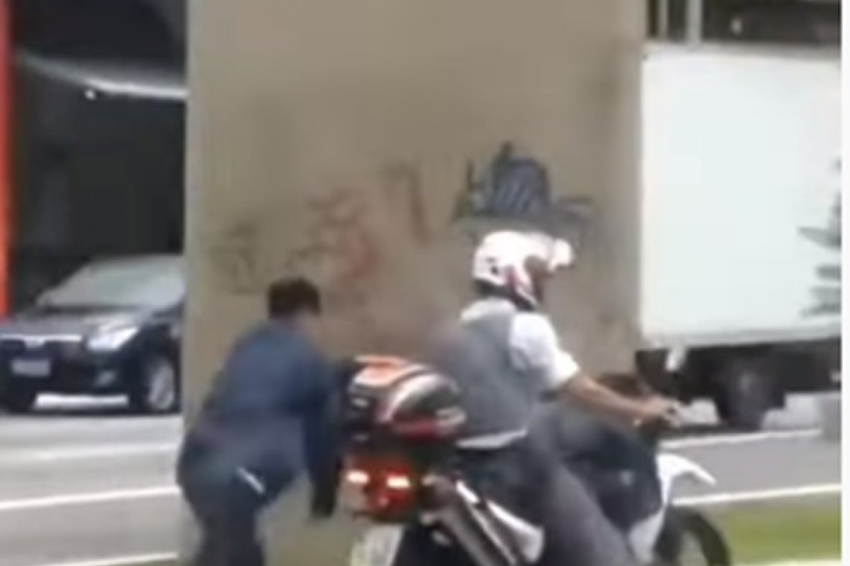 [PM algema jovem em moto e o arrasta pela rua no bairro do Ipiranga em São Paulo]