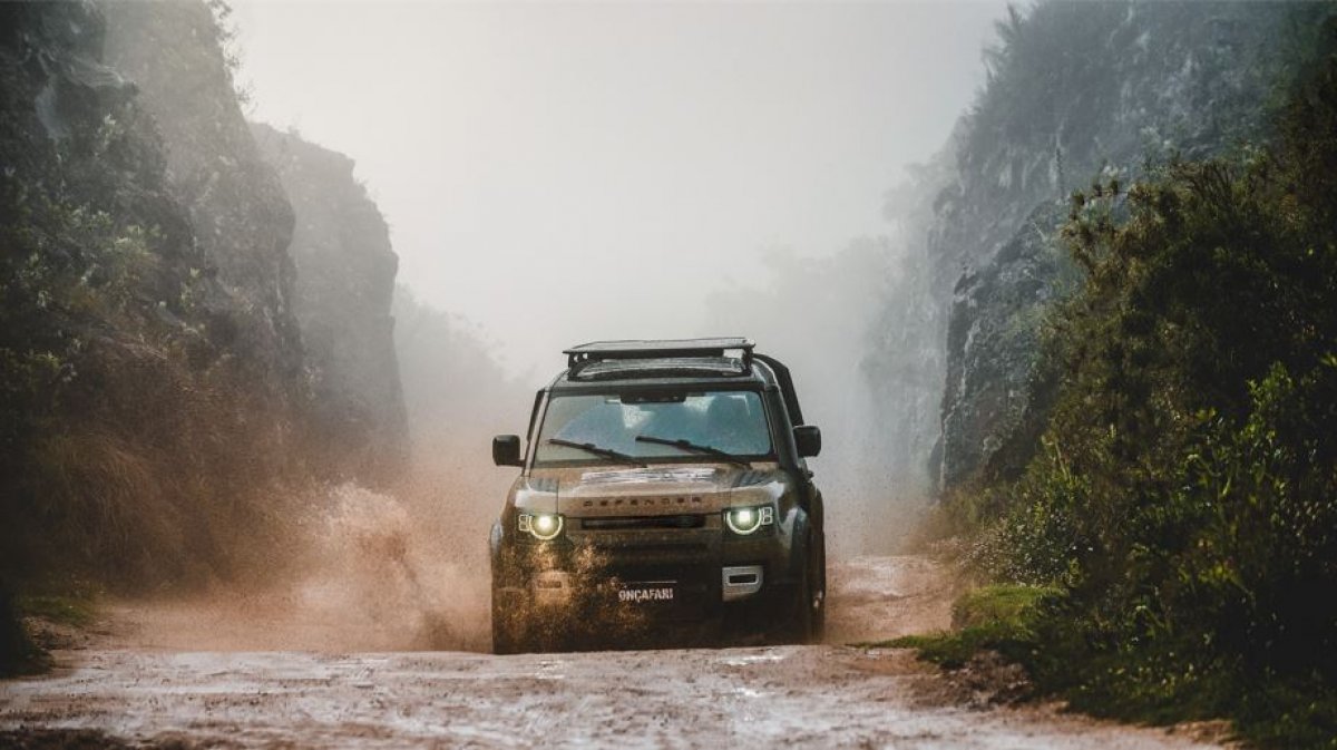[Land Rover Defender terá exclusiva série “Onçafari” de 25 unidades ]