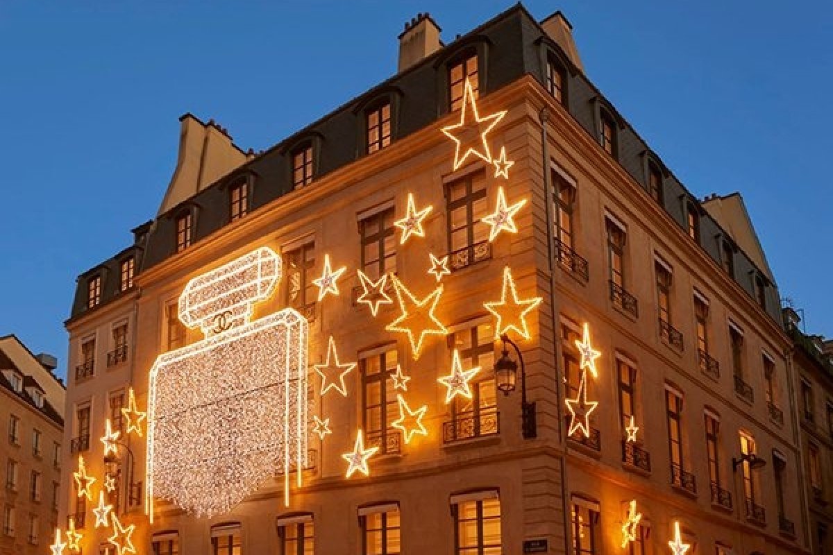 [Para celebrar o Natal, prédio da Chanel em Paris se transforma em um frasco de perfume! ]