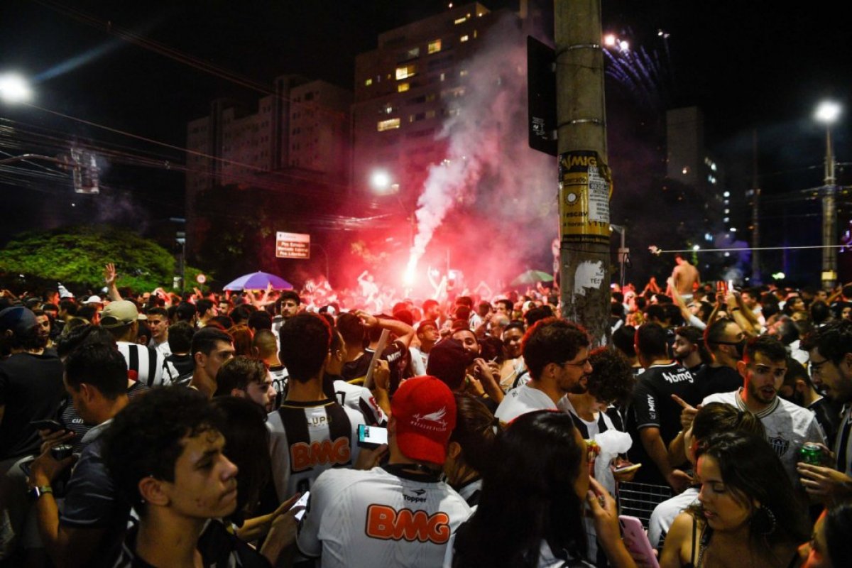 [Bell Marques faz show para multidão em comemoração ao título do Atlético-MG em BH]