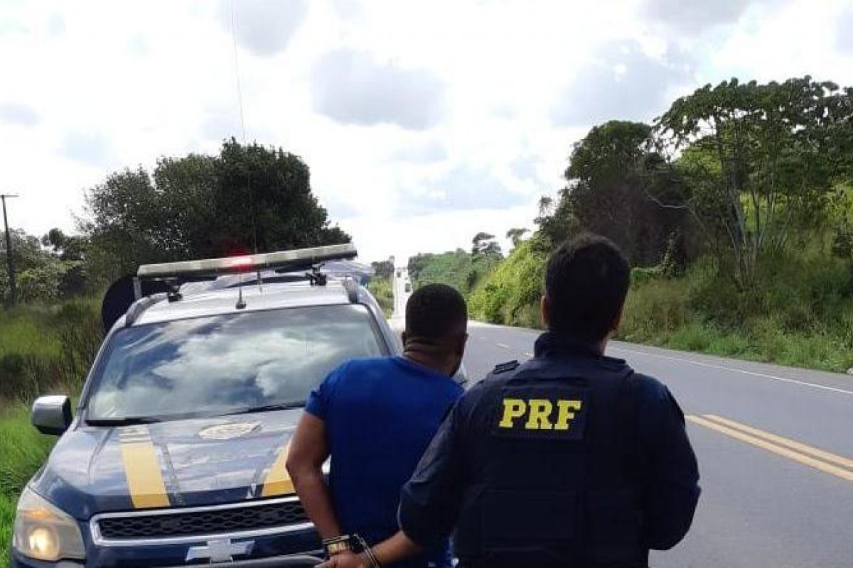 [Suspeito de comandar tráfico no bairro da Engomadeira é preso em trecho de rodovia baiana]