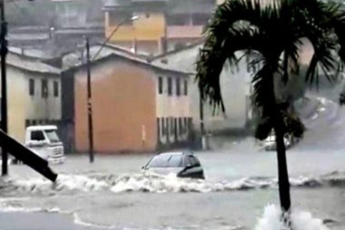 [Governo do Estado decreta situação de emergência em 24 municípios atingidos pelas chuvas]