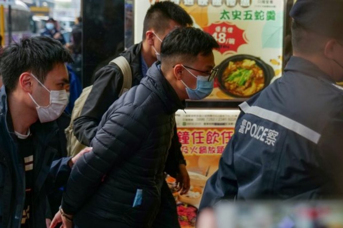[Jornal pró-democracia de Hong Kong fecha após prisão de seis jornalistas]